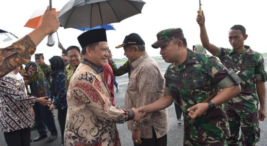 Dandim 0804/Magetan sambut kedatangan Menteri Dalam Negeri Tito Karnavian Di Lanud Iswahjudi, Magetan
